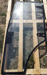 Szyba drzwi lewych Foton / Left door glass 1555mm