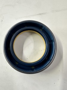 Uszczelniacz przedniego napędu Foton 824 / Oil seal 5133799 42x62x17