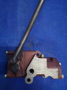 Rozdzielacz hydrauliczny podnośnika DF304 / Hydraulic oil distributor 300-6.55.001